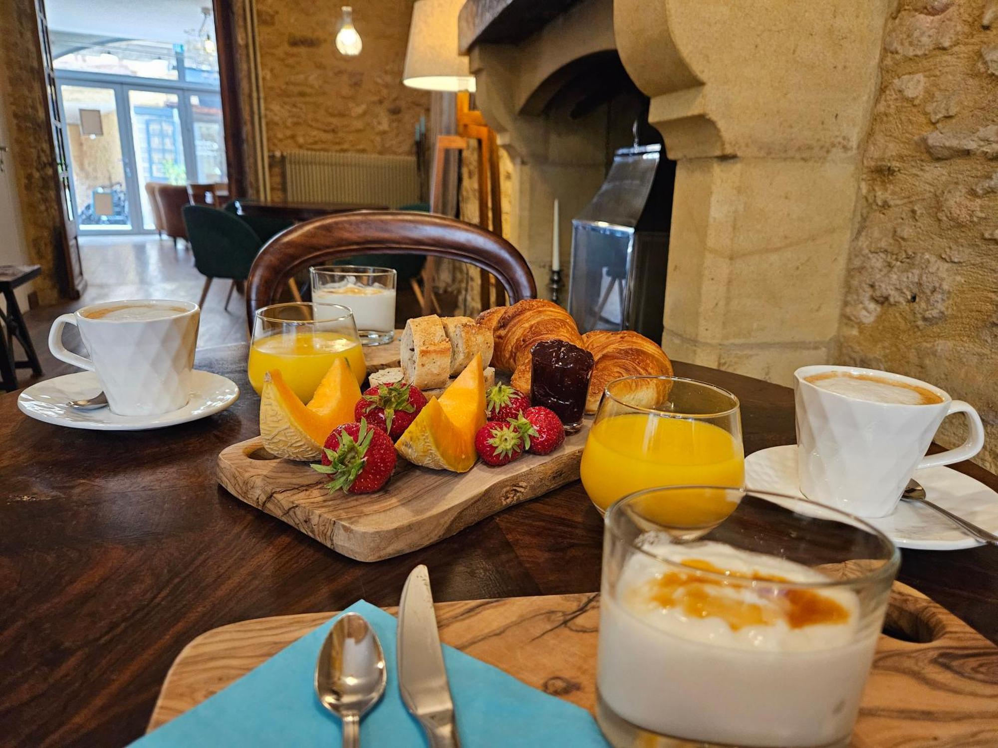 Planches Et Plonk Bed & Breakfast Belves Bagian luar foto